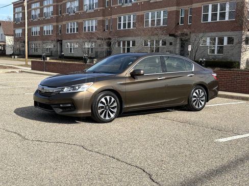 Used 2017 Honda Accord Hybrid Sedan image 3