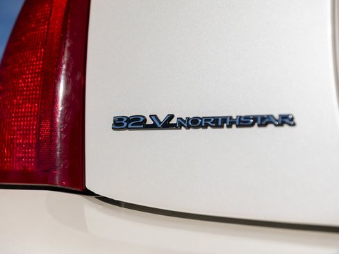 Used 2000 Cadillac De Ville DTS w/ Comfort/Convenience Pkg image 29