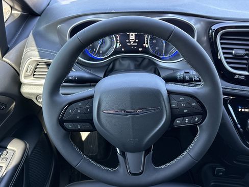 New 2026 Chrysler Pacifica Select image 18