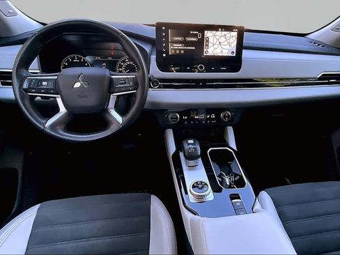 Used 2025 Mitsubishi Outlander SE FWD image 16