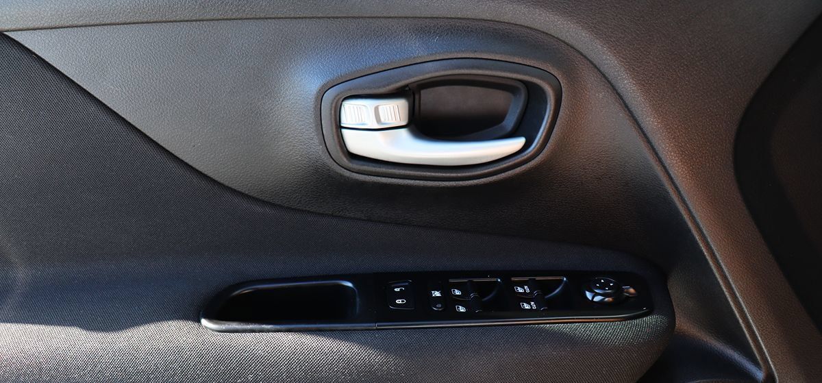 Used 2020 Jeep Renegade Latitude w/ Popular Equipment Group FWD image 40