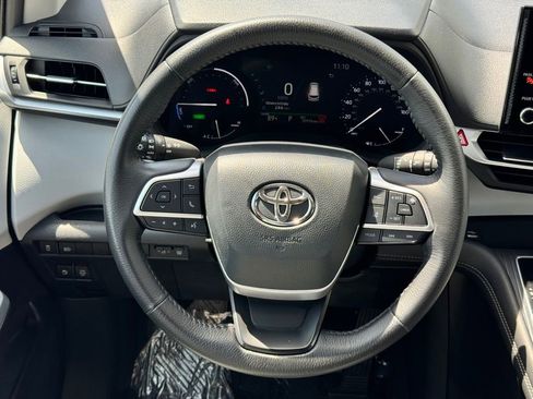 Used 2025 Toyota Sienna XLE FWD image 19
