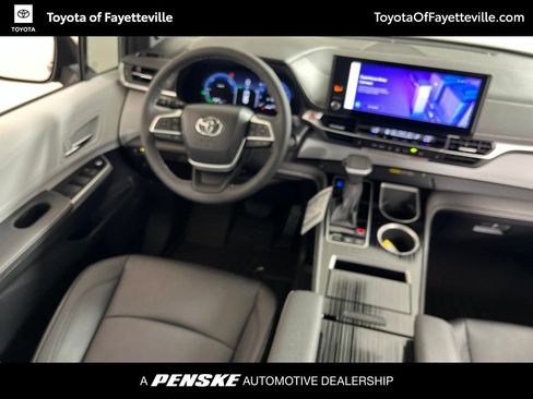 Used 2026 Toyota Sienna XSE FWD image 16