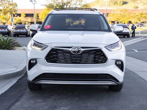 New 2026 Toyota Highlander Platinum image 2