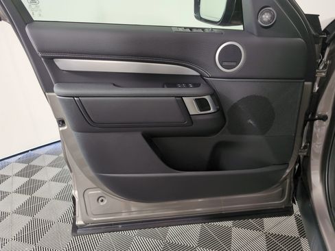 Used 2025 Land Rover Discovery Dynamic SE image 18