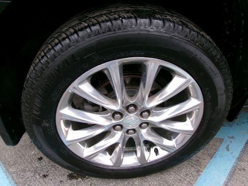 Used 2019 Buick Enclave Essence w/ LPO, Luxury Package image 7