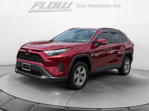 Used 2022 Toyota RAV4 XLE w/ Convenience Package FWD image 4