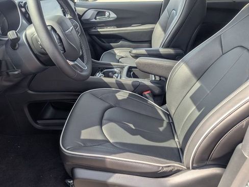 New 2026 Chrysler Pacifica Limited image 10
