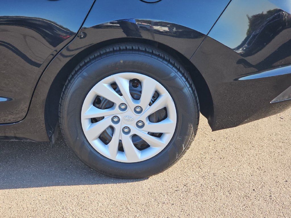 Used 2019 Hyundai Elantra SE FWD image 35