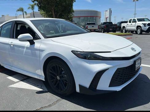 Certified 2025 Toyota Camry SE FWD image 1
