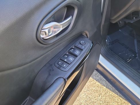 Used 2019 Jeep Cherokee Latitude Plus AWD/4WD image 17