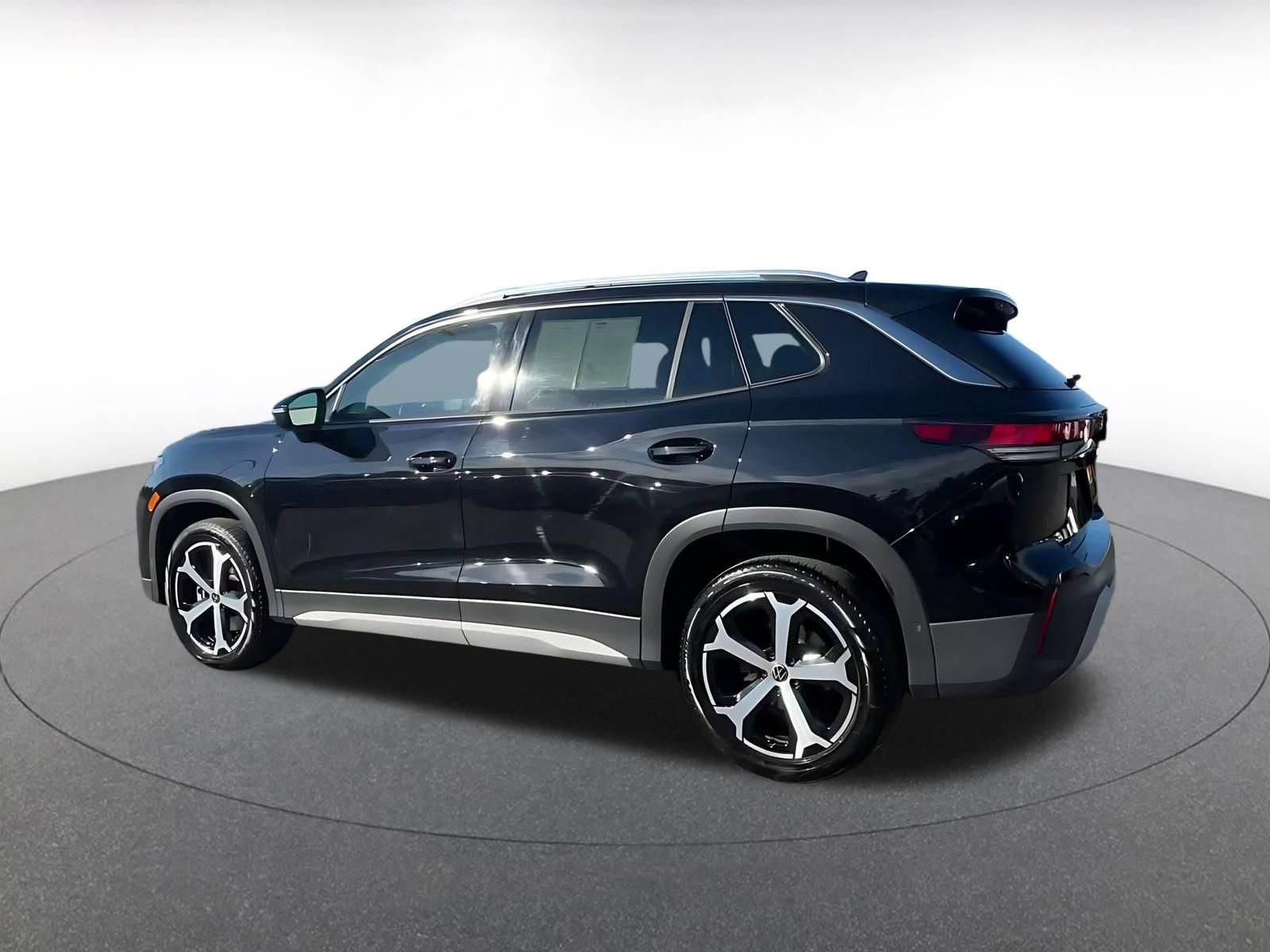 Used 2026 Volkswagen Tiguan SE AWD/4WD image 9