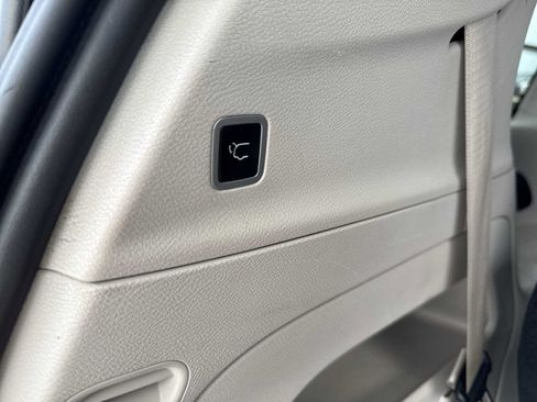 Used 2024 Chrysler Pacifica Touring-L FWD image 23