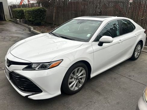 Certified 2019 Toyota Camry LE image 1