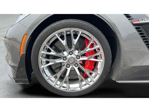 Used 2015 Chevrolet Corvette Z06 w/ 3LZ Preferred Equipment Group RWD image 32