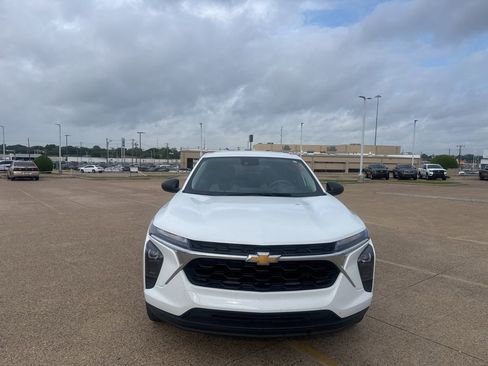 Used 2025 Chevrolet Trax LS image 4