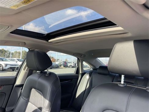 Used 2022 Honda Civic Touring image 2