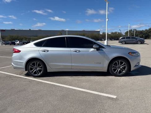 Used 2017 Ford Fusion SE w/ Equipment Group 601A image 6