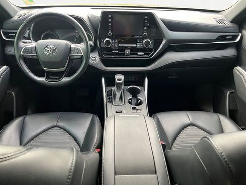 Used 2022 Toyota Highlander XSE FWD image 10