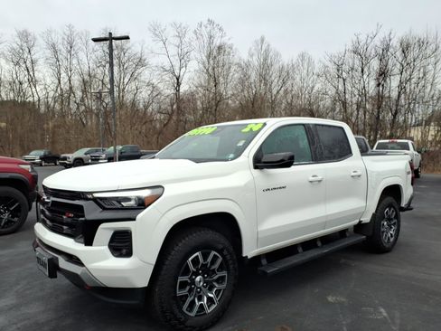Used 2024 Chevrolet Colorado Z71 w/ Z71 Convenience Package 2 image 3