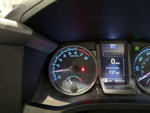 Used 2021 Toyota Tacoma TRD Off-Road w/ TRD Premium Off Road Package AWD/4WD image 10