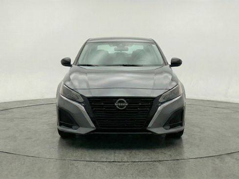 Used 2025 Nissan Altima 2.5 SV FWD image 2