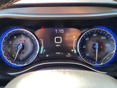 Used 2022 Chrysler Pacifica Touring-L FWD image 10