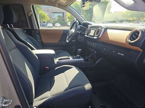 Used 2019 Toyota Tacoma SR5 AWD/4WD image 16