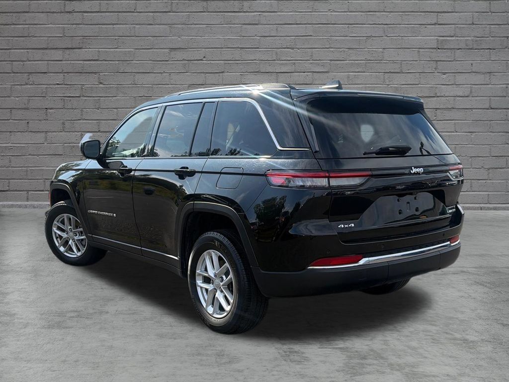Used 2023 Jeep Grand Cherokee Laredo X AWD/4WD image 5