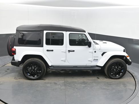 Used 2022 Jeep Wrangler Unlimited Sahara image 35