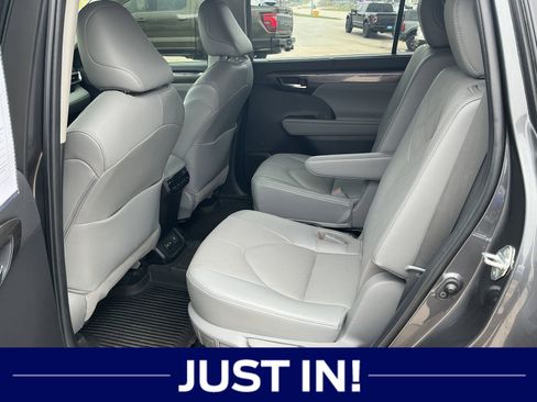 Used 2022 Toyota Highlander Platinum image 5