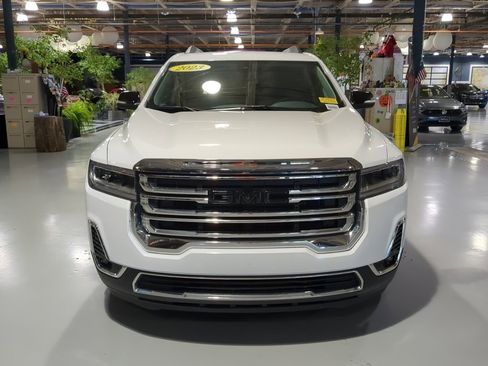 Used 2023 GMC Acadia SLT w/ Preferred Package image 3