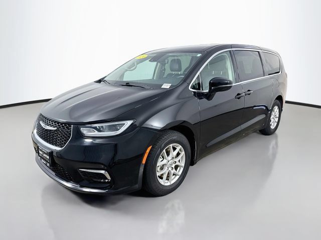 Used 2024 Chrysler Pacifica Touring-L FWD image 3