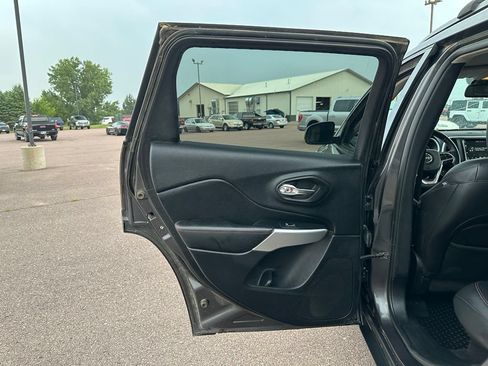 Used 2018 Jeep Cherokee Trailhawk AWD/4WD image 21