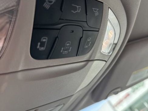 Used 2024 Chrysler Pacifica Touring-L image 19