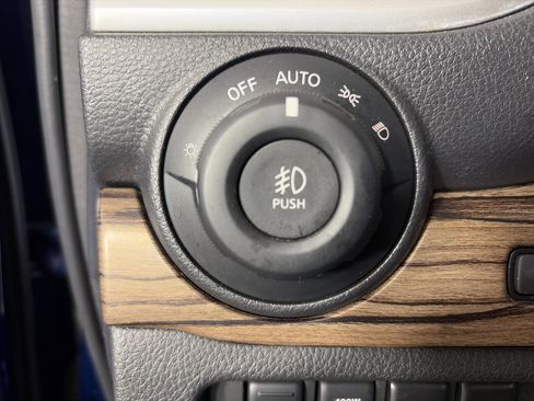 Used 2021 Nissan Titan SL w/ Moonroof Package AWD/4WD image 37