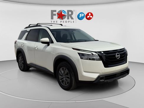 Used 2022 Nissan Pathfinder SV w/ SV Black Package FWD image 7