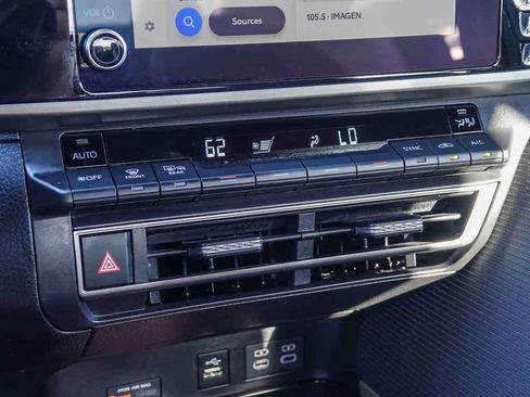 Used 2025 Toyota Camry SE image 21