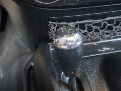 Used 2018 Jeep Wrangler Sahara w/ Connectivity Group AWD/4WD image 29