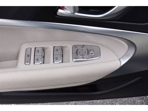 Used 2025 Genesis G70 2.5T image 17