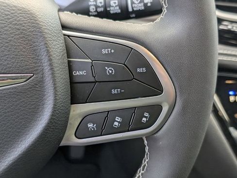 Used 2025 Chrysler Pacifica Select FWD image 29