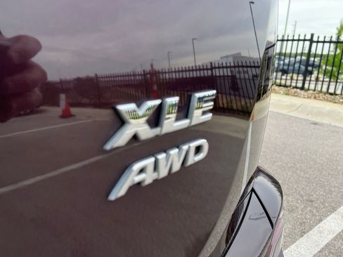Used 2018 Toyota RAV4 XLE AWD/4WD image 27