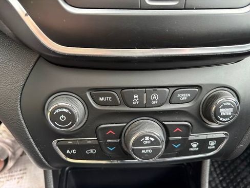 Used 2019 Jeep Cherokee Latitude Plus w/ Comfort/Convenience Group AWD/4WD image 13