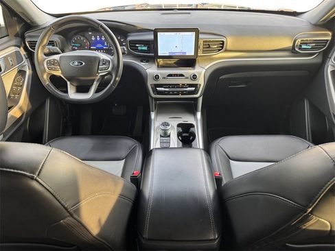 Used 2022 Ford Explorer XLT w/ Equipment Group 202A image 10