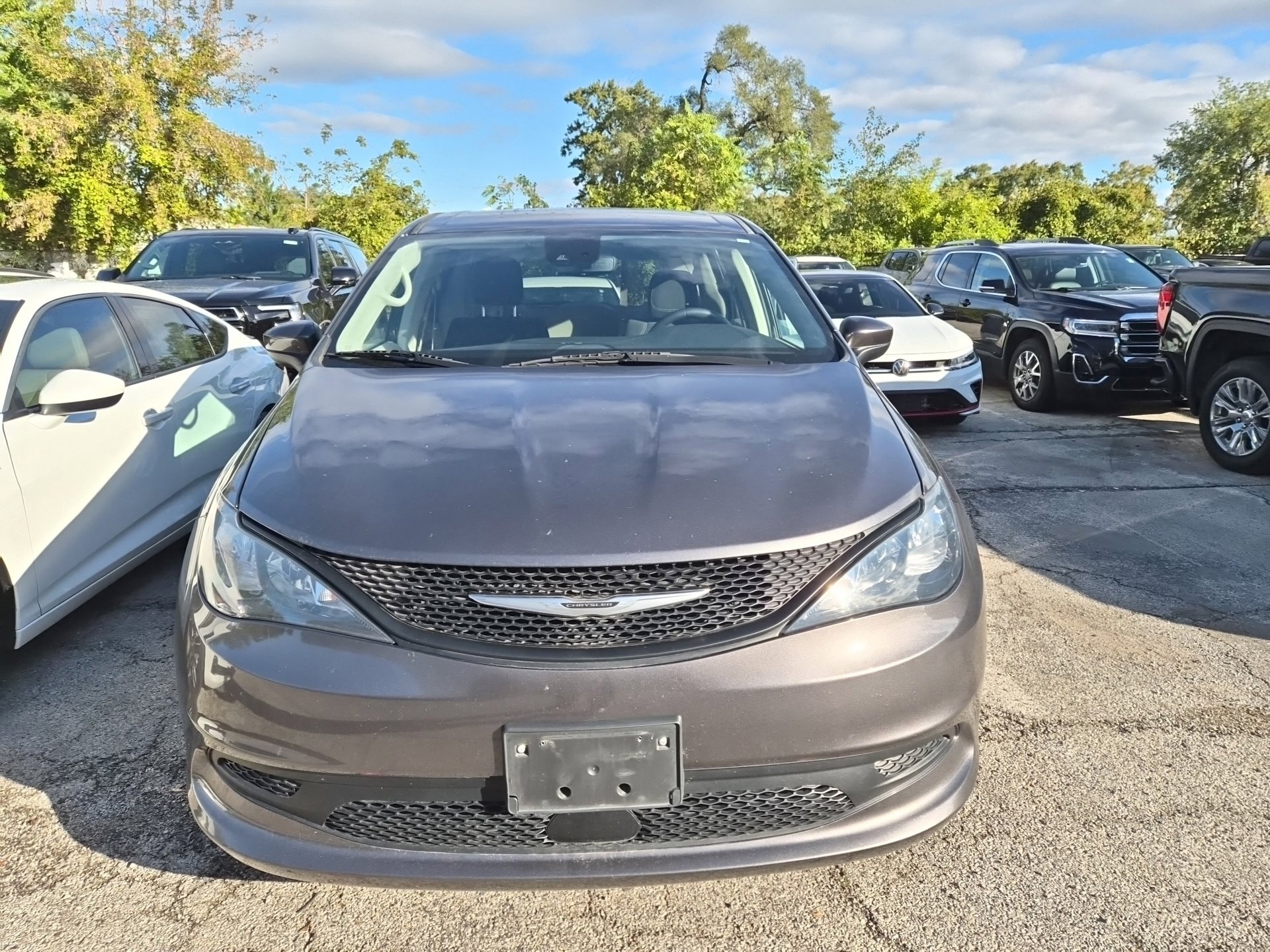 Used 2023 Chrysler Voyager LX FWD image 2