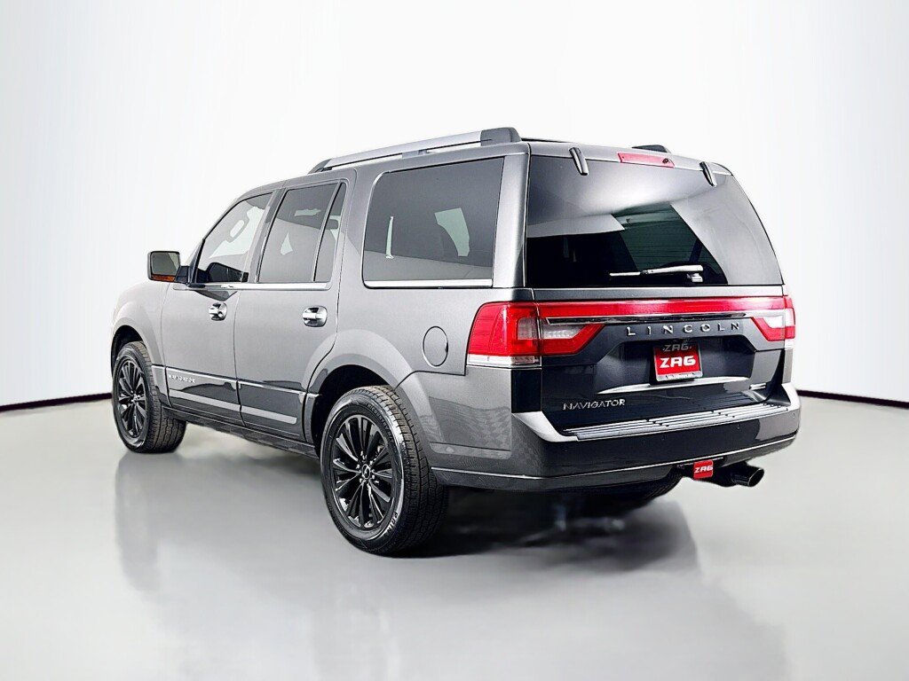 Used 2016 Lincoln Navigator Select RWD image 3