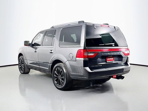 Used 2016 Lincoln Navigator Select RWD image 3