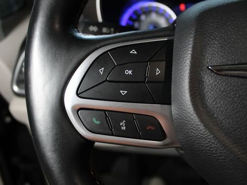 Used 2018 Chrysler Pacifica Touring-L Plus w/ Tire & Wheel Group FWD image 12