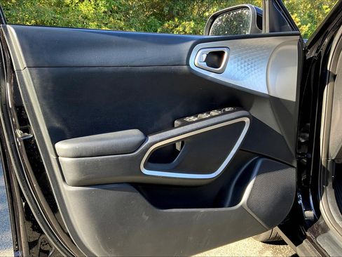 Used 2023 Kia Soul LX w/ LX Technology Package image 25