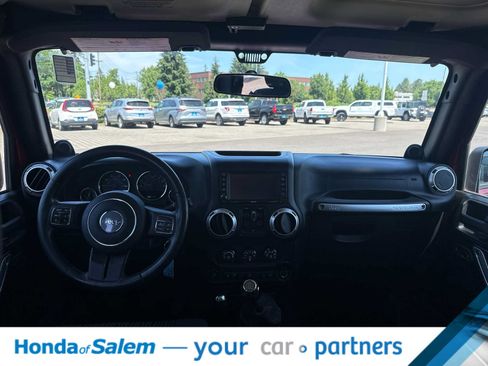 Used 2012 Jeep Wrangler Unlimited Rubicon w/ Connectivity Group AWD/4WD image 9